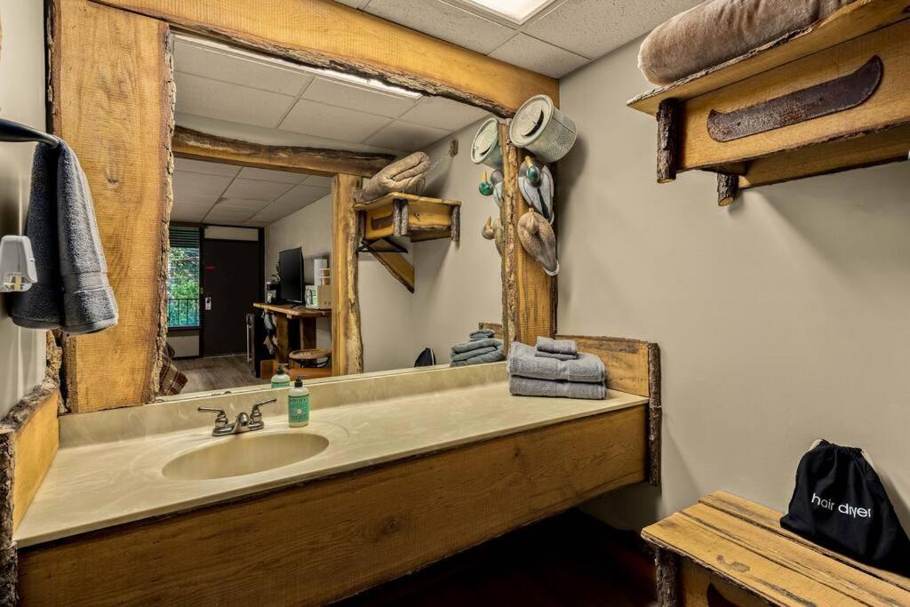 Stonegate Lodge King Bed Wifi 50 In Roku Tv Salt Water Pool Room # 101 Eureka Springs Ngoại thất bức ảnh