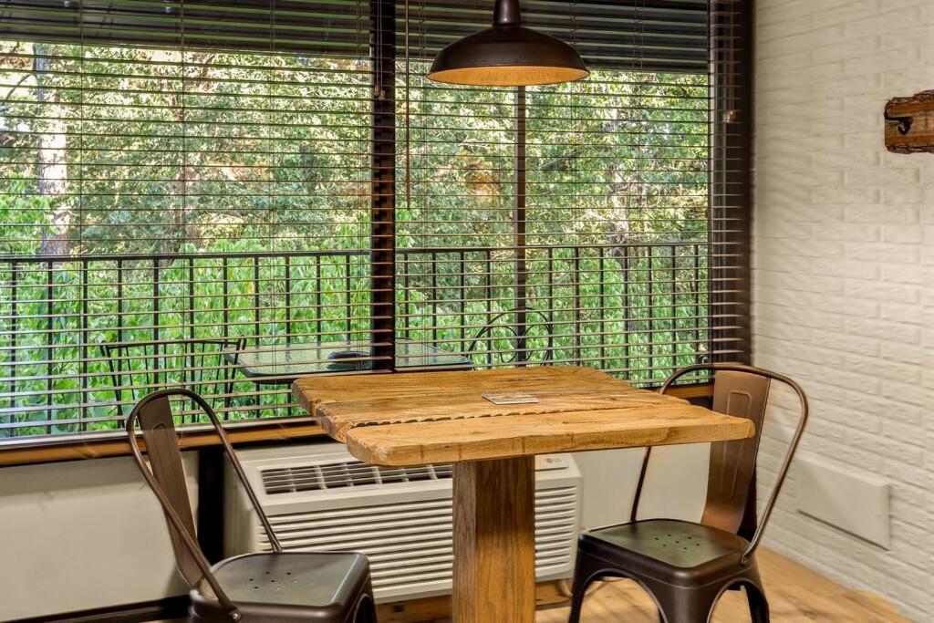 Stonegate Lodge King Bed Wifi 50 In Roku Tv Salt Water Pool Room # 101 Eureka Springs Ngoại thất bức ảnh