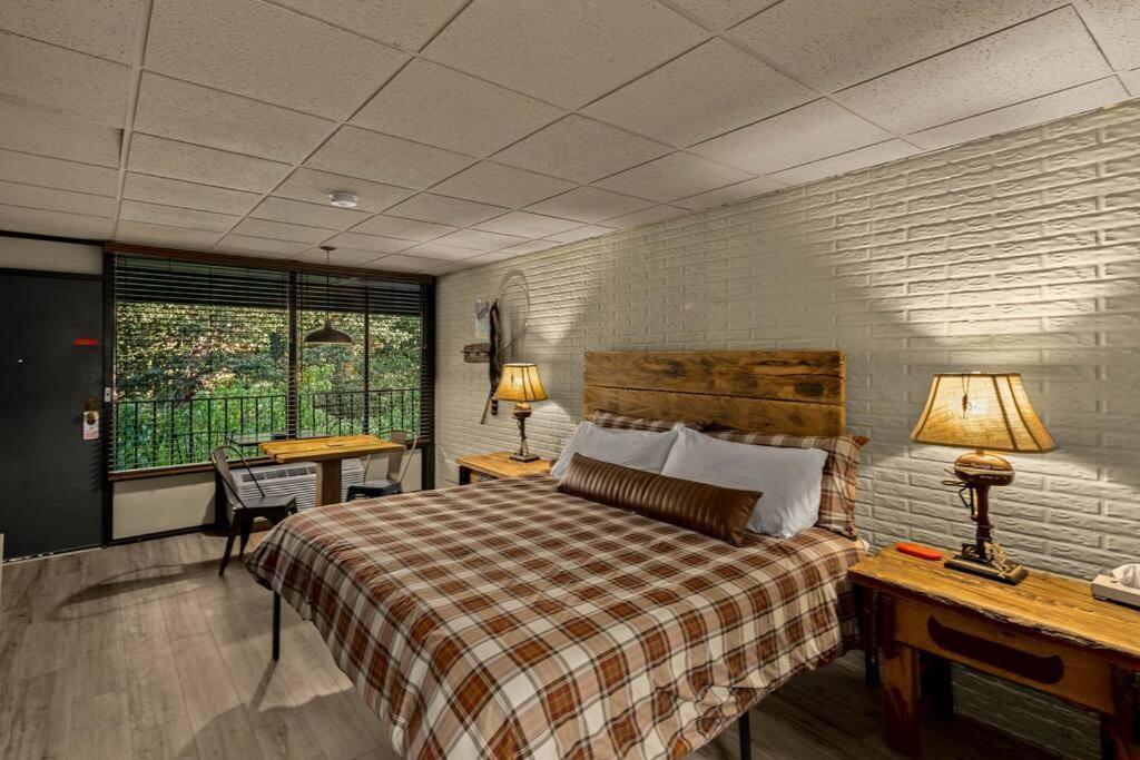Stonegate Lodge King Bed Wifi 50 In Roku Tv Salt Water Pool Room # 101 Eureka Springs Ngoại thất bức ảnh