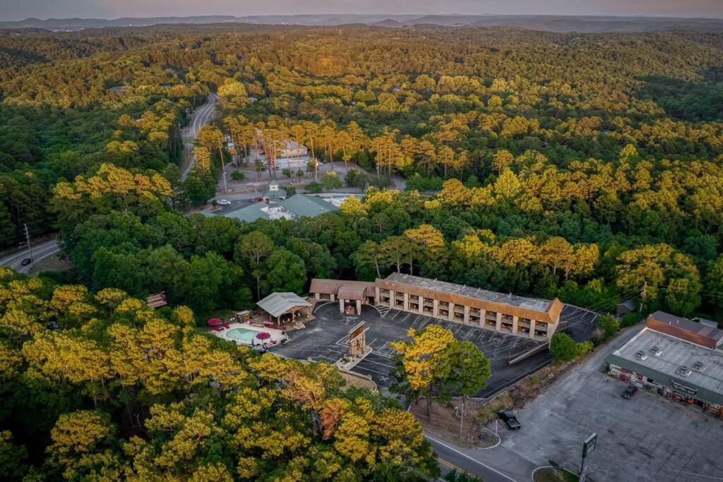 Stonegate Lodge King Bed Wifi 50 In Roku Tv Salt Water Pool Room # 101 Eureka Springs Ngoại thất bức ảnh