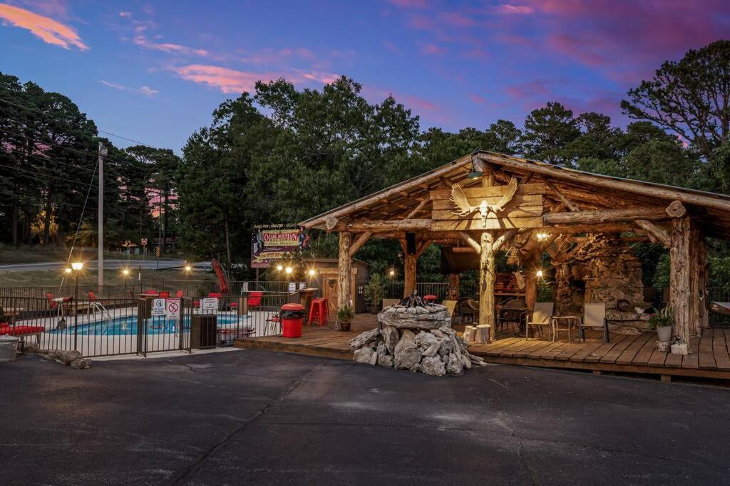 Stonegate Lodge King Bed Wifi 50 In Roku Tv Salt Water Pool Room # 101 Eureka Springs Ngoại thất bức ảnh